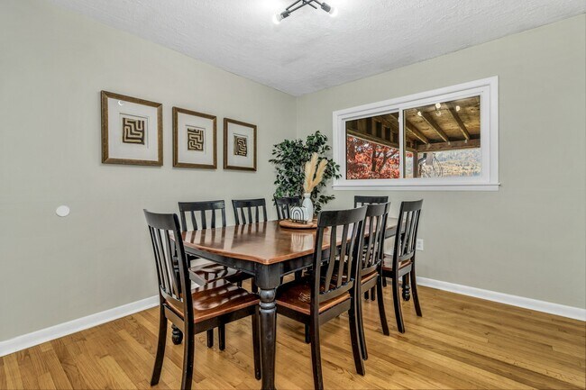 Building Photo - 1011 Old US Hwy 70