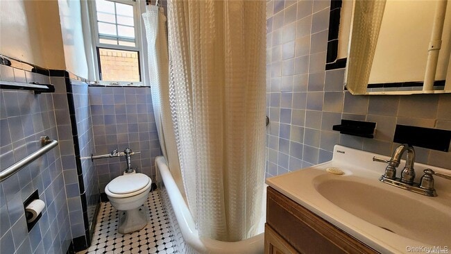 Building Photo - 4 Maple Dr