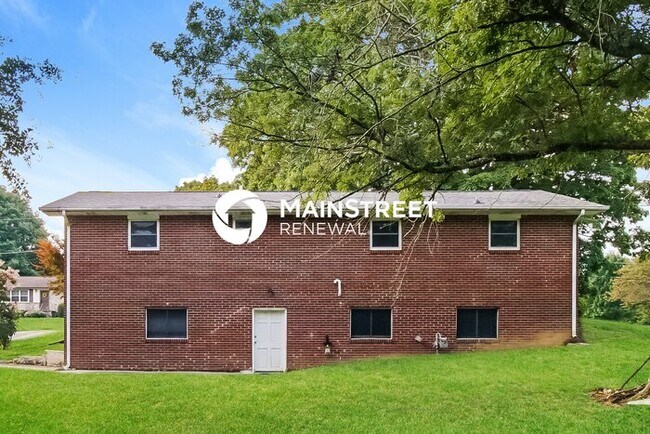 Building Photo - 3 Bedroom Pet-Friendly Home in KNOXVILLE, TN with Main Street Renewal