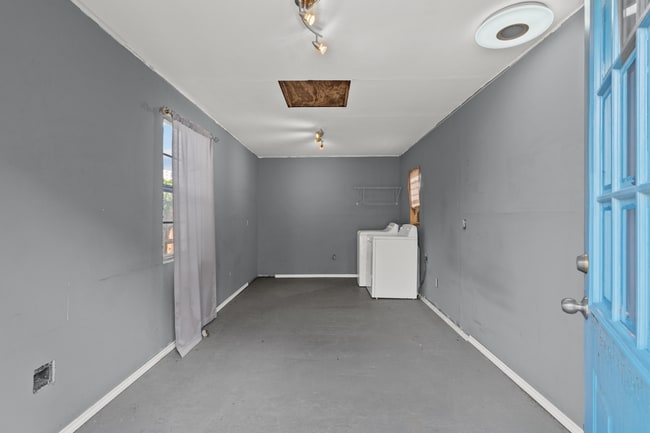 Building Photo - Great 3 Bedroom close to the Beach!