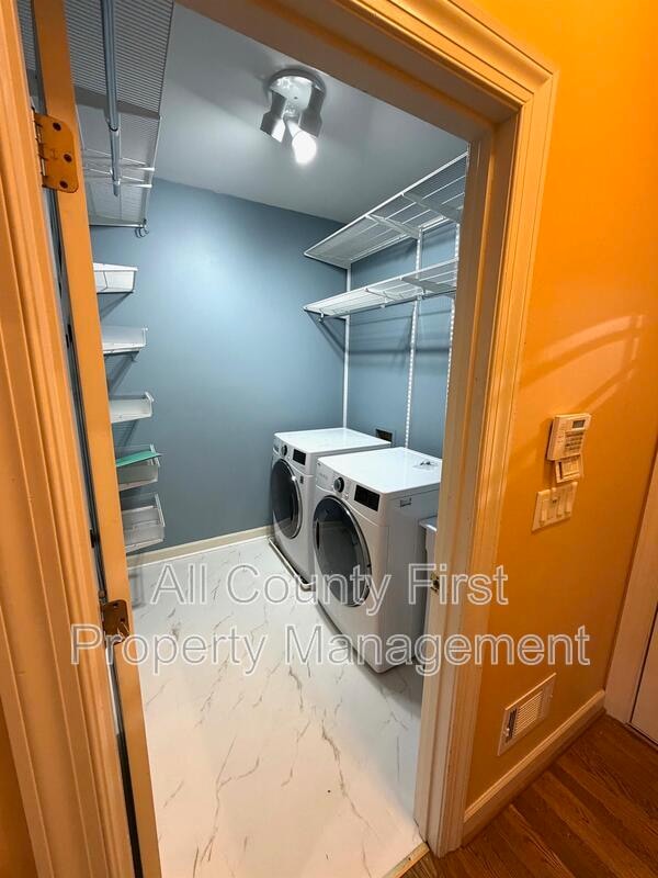 Building Photo - 2438 Kings Arms Dr