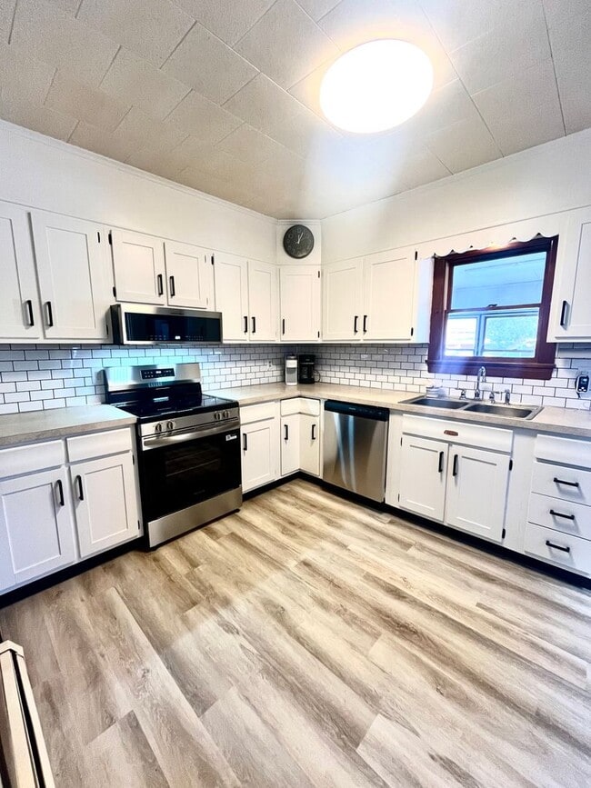 Building Photo - Spacious 4 Bedroom Home Available Now!