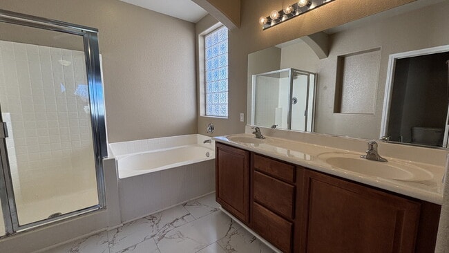 Building Photo - 3 BED, 2 bath, Single Story