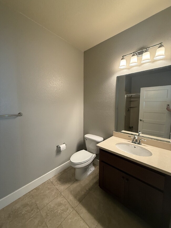 Building Photo - Gorgeous 4 Bed, 3.5 Bath End Unit Townhome in Perfect Dublin Location