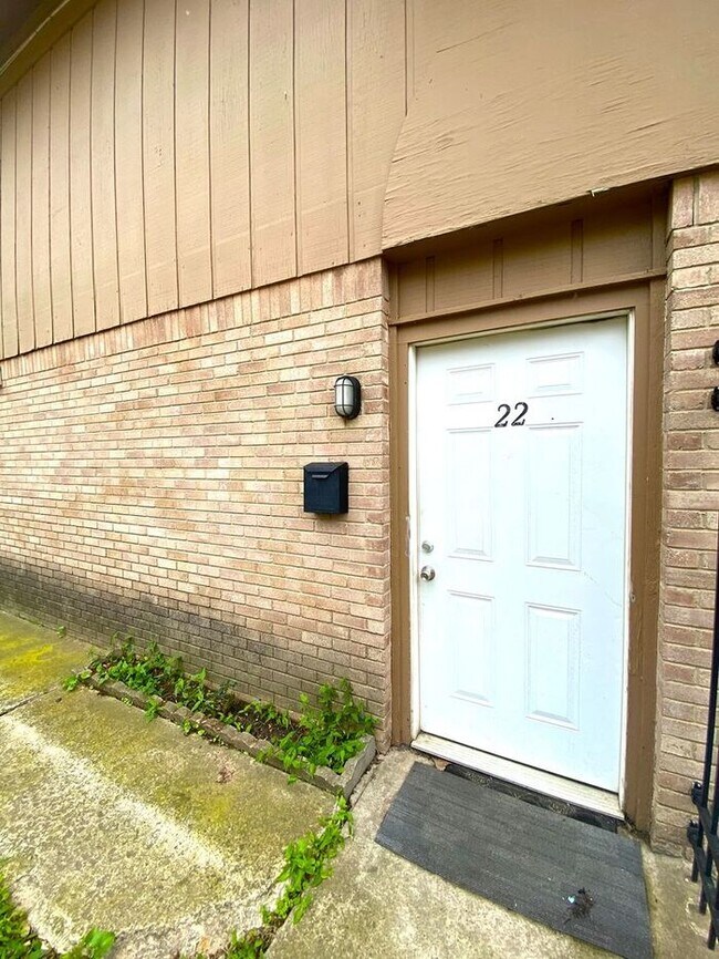 Building Photo - 2 Bedroom 1.5 Bath Apt at the Monterey Squ...