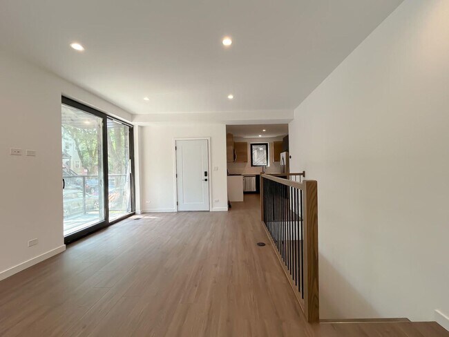 Building Photo - 3710 N Kenmore Ave