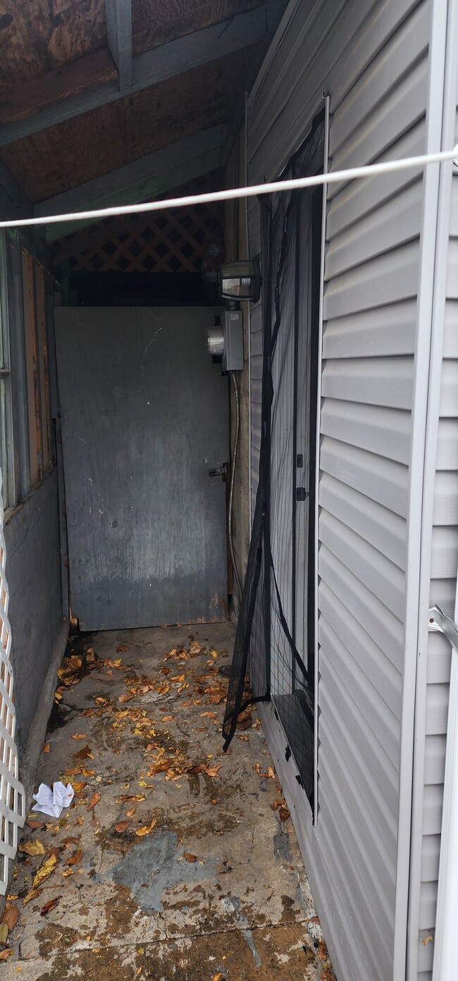 Building Photo - 639 Clinton St