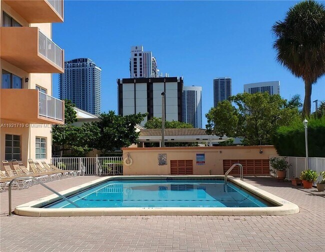 Building Photo - 2200 E Hallandale Beach Blvd