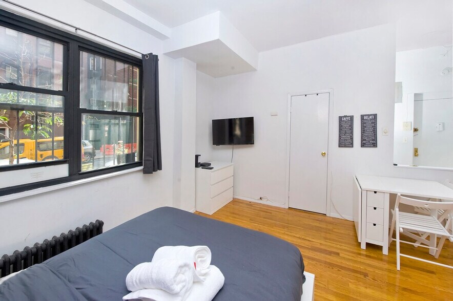 Building Photo - 215 B E 95th St