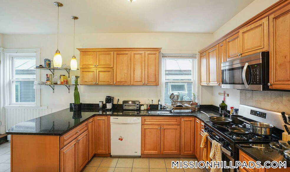 Building Photo - 13 Sachem St