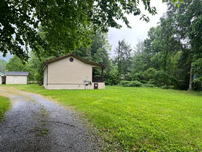 Building Photo - 1 BED 1 BATH PRIVATE RETREAT!