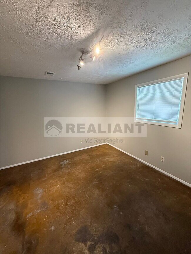 Building Photo - 468 N Limestone