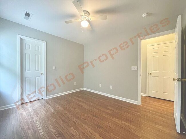 Building Photo - Beautiful 3 Bedroom 1 Car-Garage Home loca...