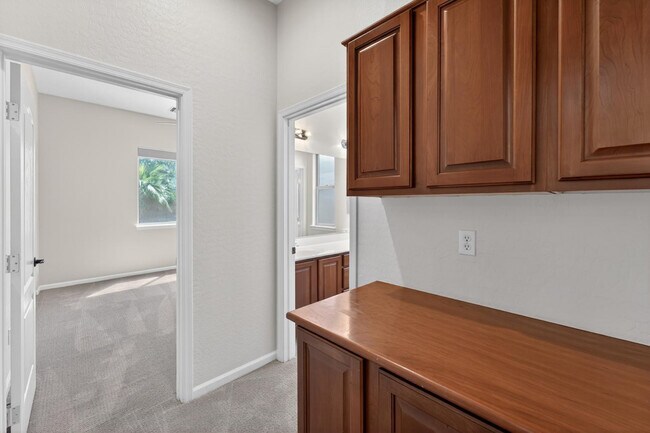 Building Photo - 4385 S Crosscreek Dr
