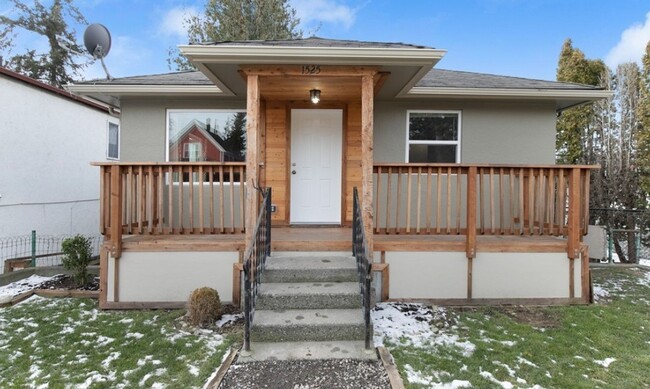 Primary Photo - Large Home with Spiral Staircase in York N...