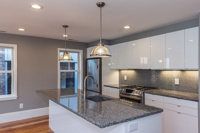 Building Photo - 150-152 Huron Ave