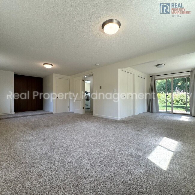 Building Photo - Charming 3 Bedroom with Huge Backyard!