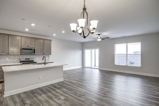 Building Photo - Updated Townhome with 1 Car Garage - close to Southpoint!