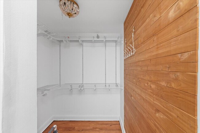 Building Photo - 1122 N Clark St