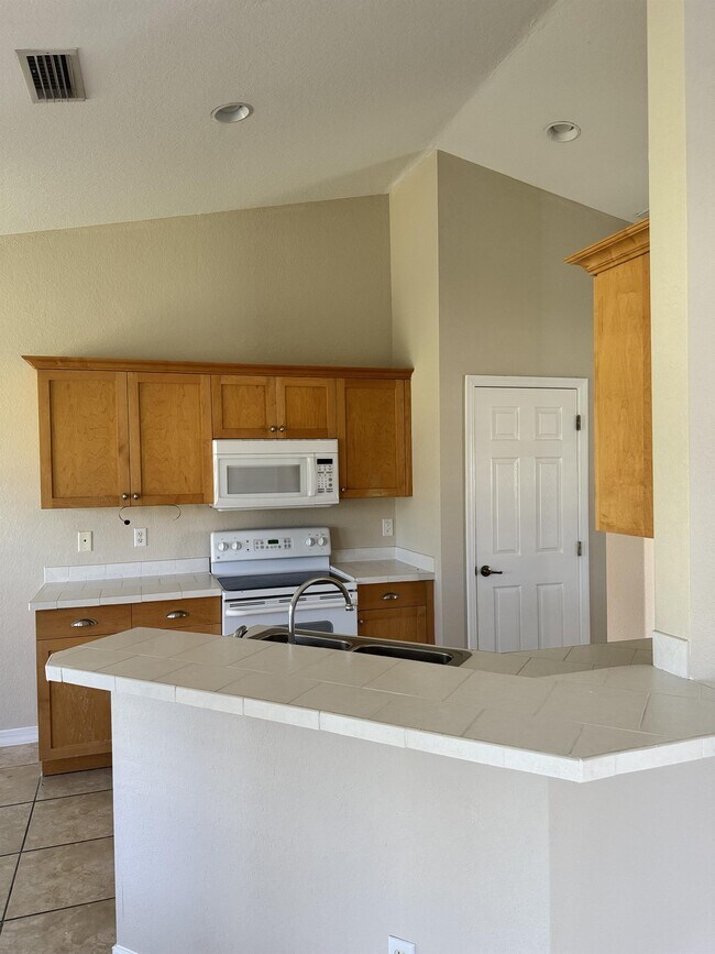 Building Photo - 3927 SW 16th Pl