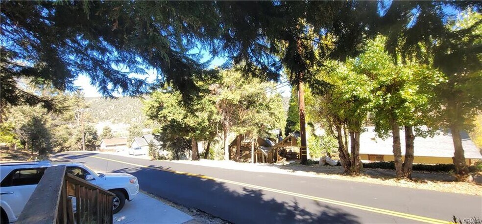 Building Photo - 1317 Pinetree Dr