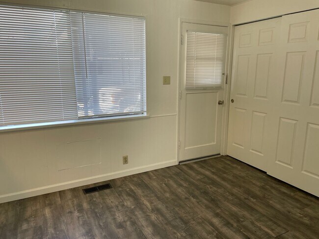 Building Photo - Updated Duplex in Great Location!!