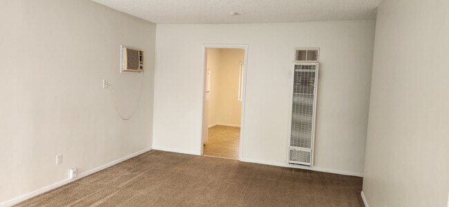 Building Photo - 2 bedroom, 1 bath, upper level unit