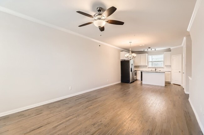 Building Photo - 301 E Lamar St