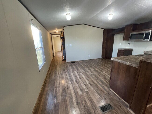 Building Photo - Charming 3-Bed, 2-Bath Retreat: Spacious 1216 Sq Ft Mobile Home in Peaceful Brazoria, TX!