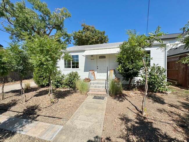 Building Photo - Available For 4+ Months!* Rare Find Furnished Saint Helena Gem, “Upper Tainter” 2 Bedrooms, 2 Bat...