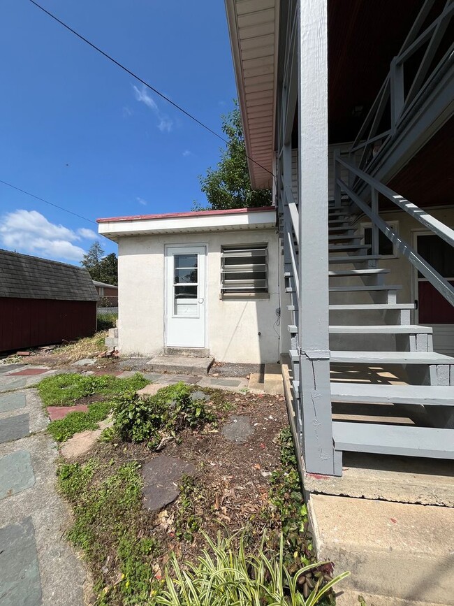 Building Photo - 209 N Pine St