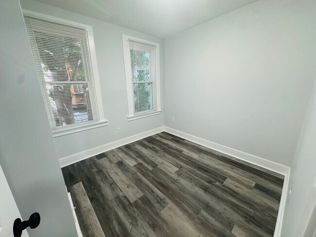 Building Photo - Remodeled 3bd/1 House with Rear yard!! SEC...