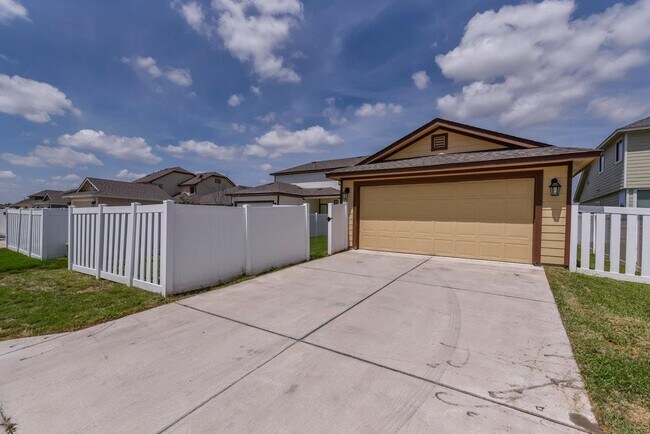 Building Photo - 18401 Friendship Hill Dr