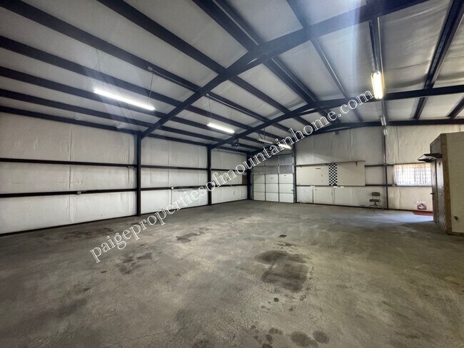 Building Photo - 1,600 Sq Ft Shop Space in Midway, AR – Includes Bathroom with Stand-Up Shower