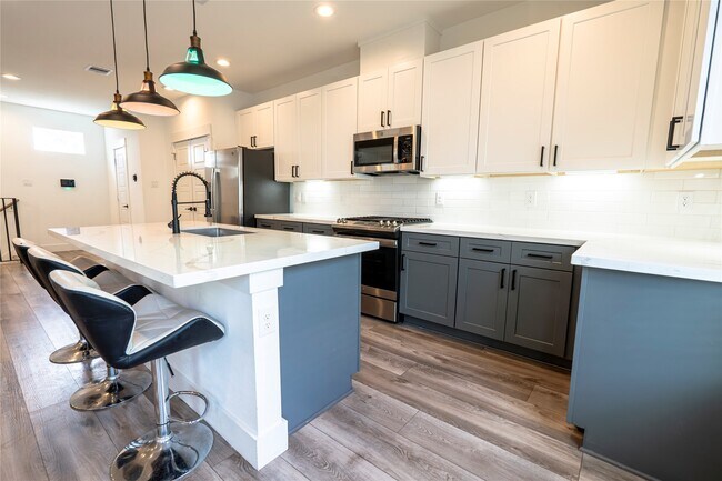 Building Photo - 2056 Johanna Dr