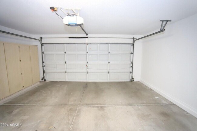 Building Photo - 1130 W Raven Dr