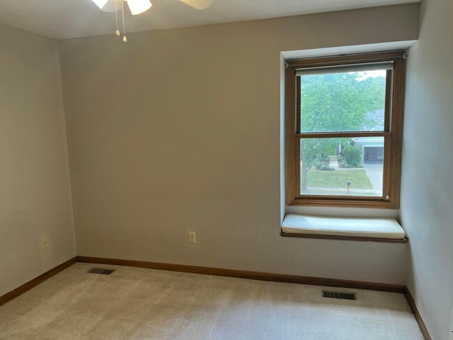 Building Photo - 1156 Lake Point Dr