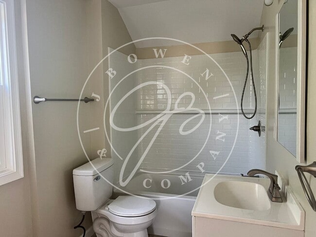 Building Photo - Charming 3 Bedroom Home in Toledo with Spacious Layout and Modern Touches