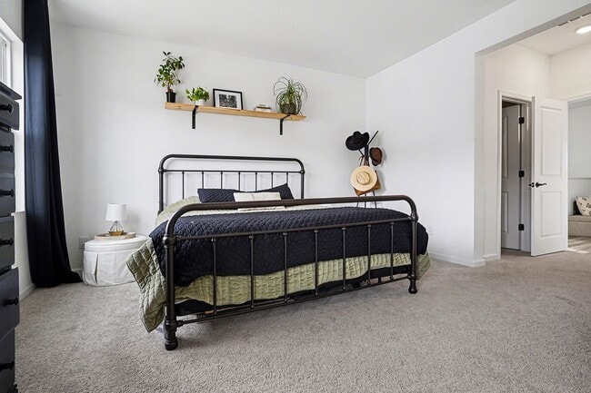 Building Photo - 3BR Like-New End-Unit Townhome – Wendell Falls