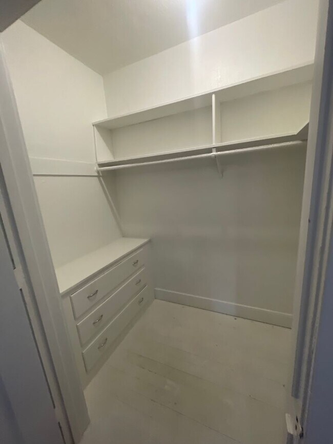 Building Photo - Charming one-bed, one-bath apartment in Mi...