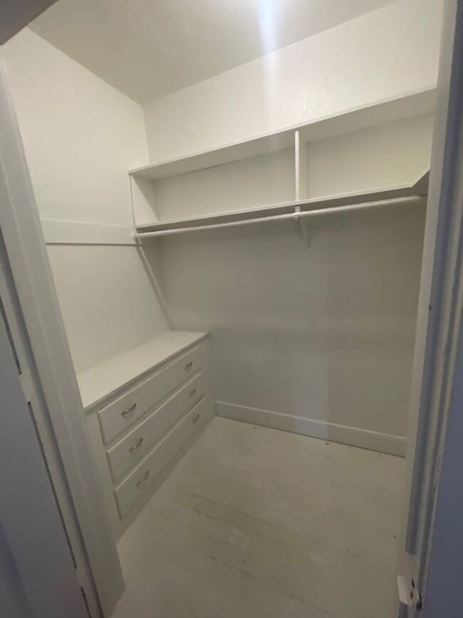 Building Photo - Charming one-bed, one-bath apartment in Midtown