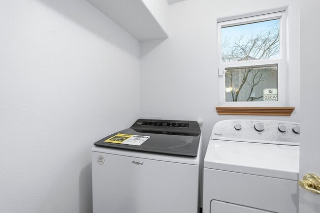 Building Photo - 10931 SE Henderson Dr