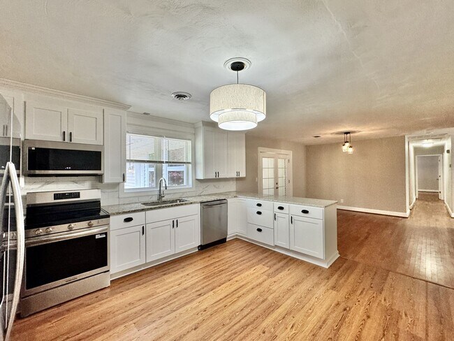 Building Photo - Recently Updated 4-Bedroom Ranch Home w/a 2 Bedroom Guest Cottage! Ready 04-23-26! Pet Friendly Home