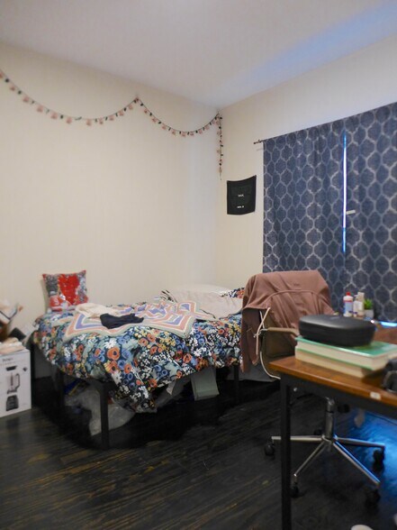 Building Photo - 828 Parker St