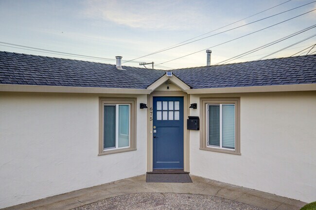 Building Photo - 675 3rd Ln