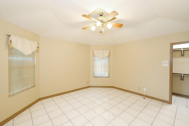 Building Photo - 503 W Avon Ct