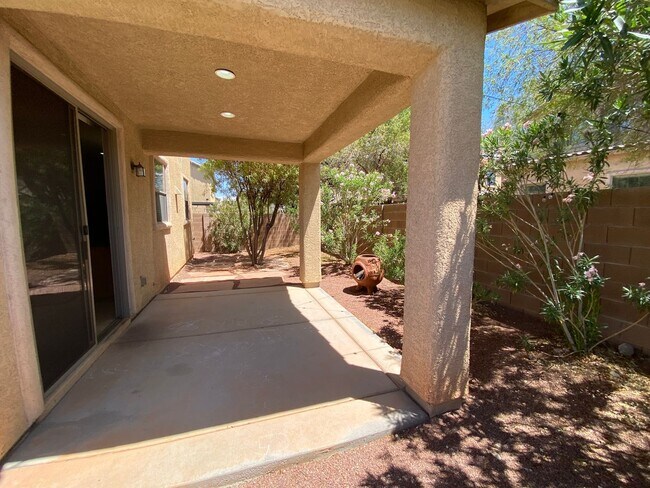 Building Photo - Wonderful 3 bed/2.5 bath home located in the South End of Vegas