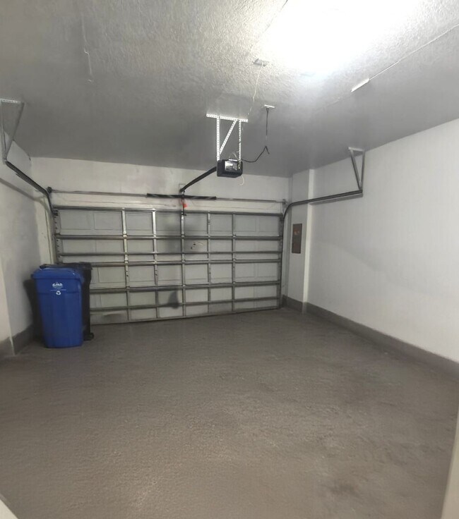 Building Photo - Fully Furnished Townhouse with Water View ...