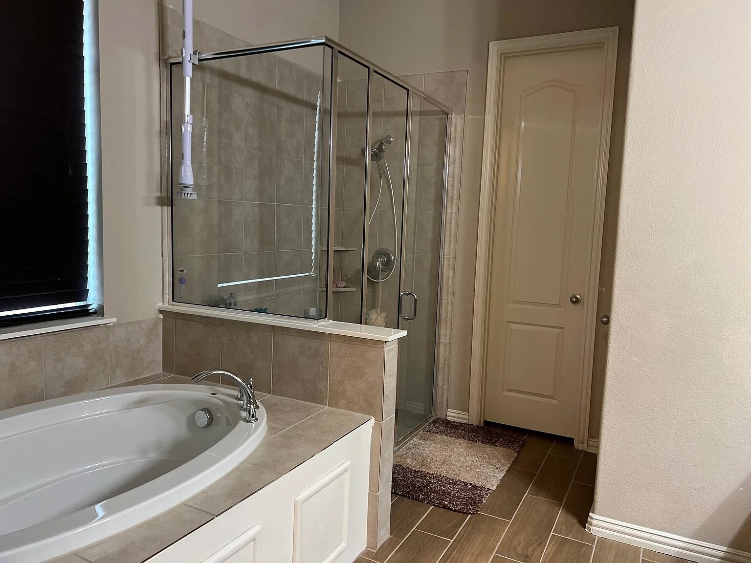 Master bathroom shower and tub - 12372 Payne St