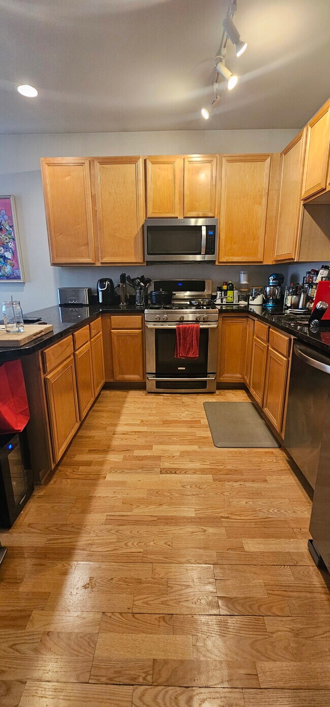 Building Photo - 2330 W St Paul Ave